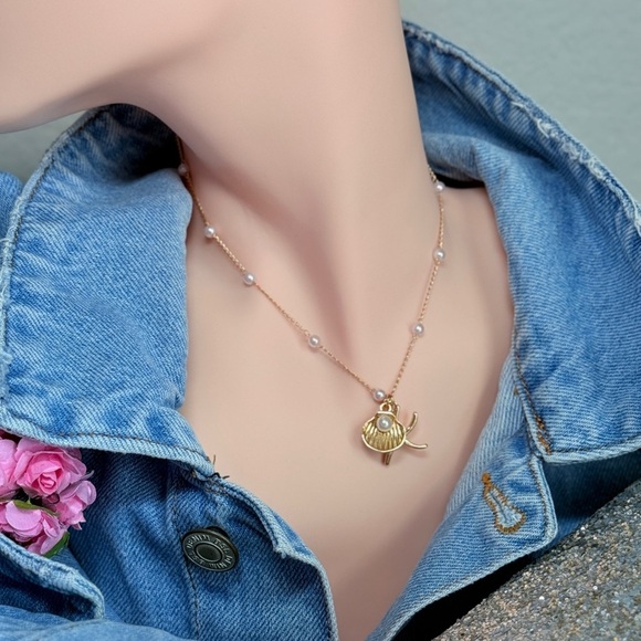 NEW | 18K Gold Plated Shell Necklace - Picture 5 of 5
